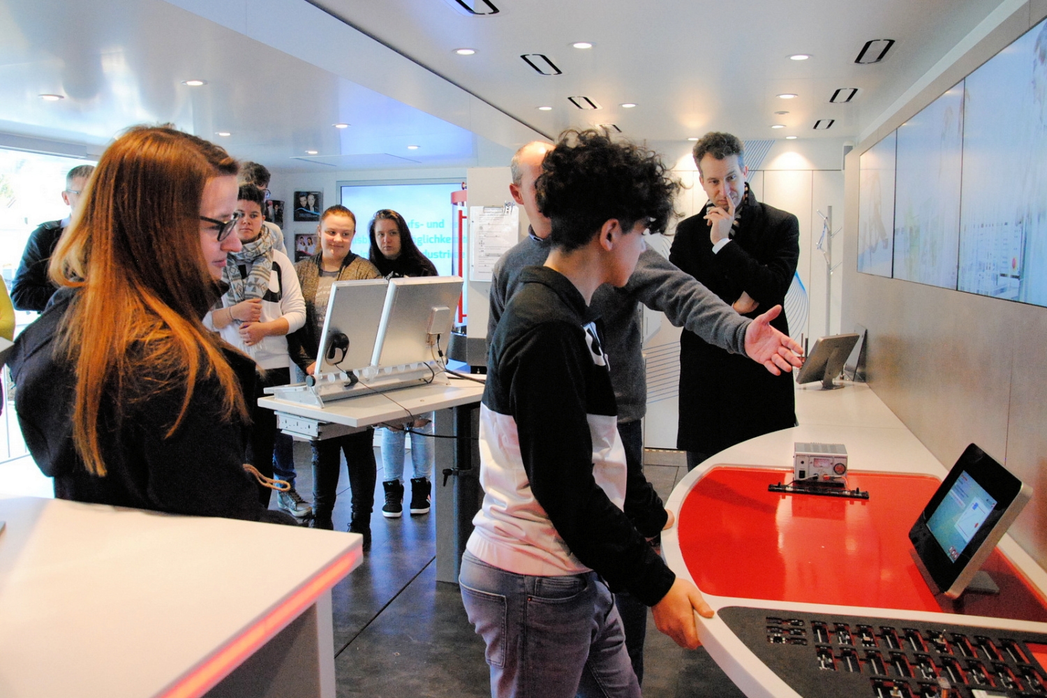 Ronja Kemmer besuchte Metall- und Elektro- (M+E) InfoTruck an der Gemeinschaftsschule Allmendingen